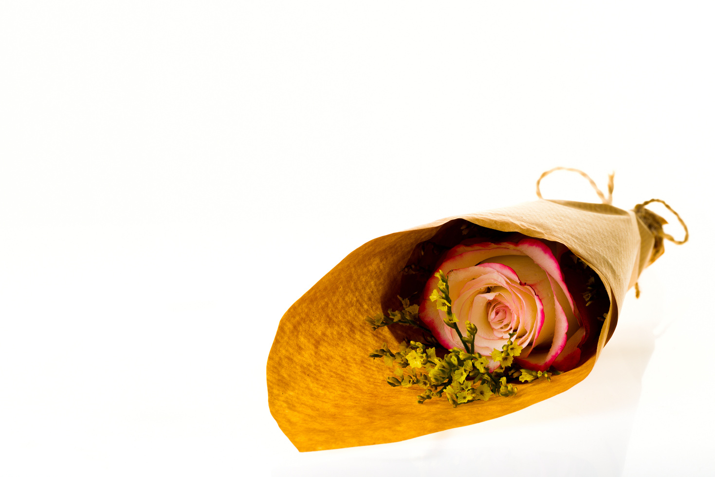 Bouquet of flowers 'Limonium' and 'Sweetness' Rose in parchment